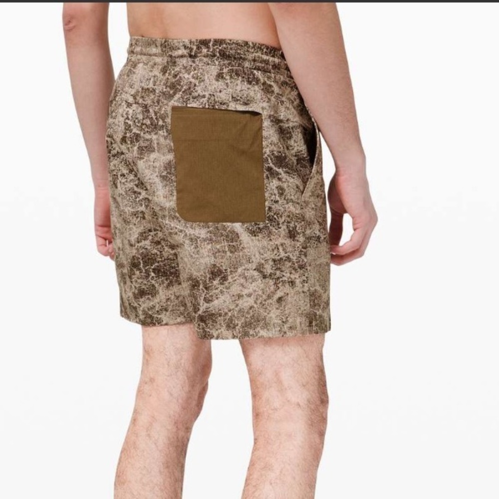 Lululemon Channel Cross Short 7"
Cloudburst Multi size medium